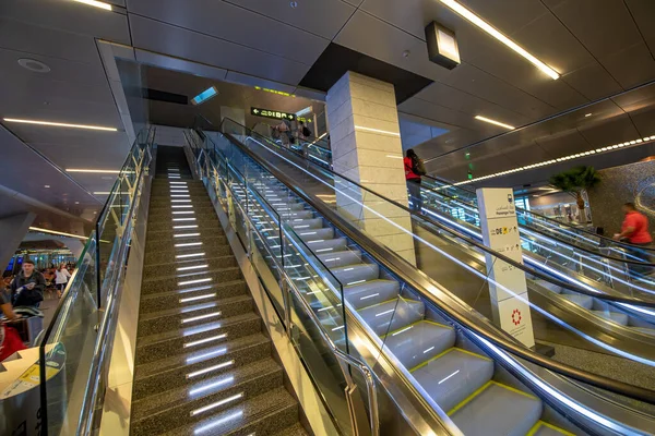 Doha Qatar Agosto 2018 Interior Aeroporto Internacional Hamad Escada Rolante — Fotografia de Stock