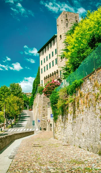 Bérgamo Alta Muralhas Estrada Dia Ensolarado Itália — Fotografia de Stock