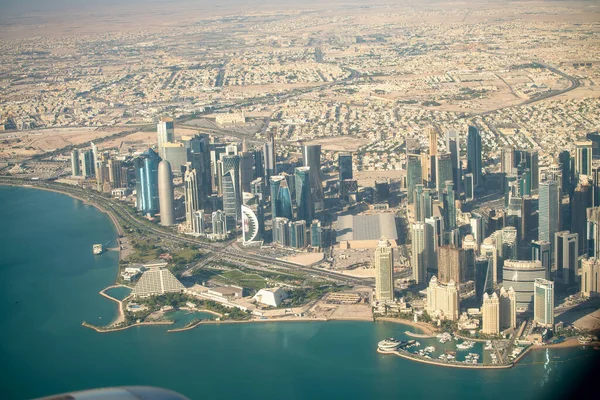 Doha Qatar Грудня 2016 Повітряний Вид Міста Літаючого Літака Над — стокове фото