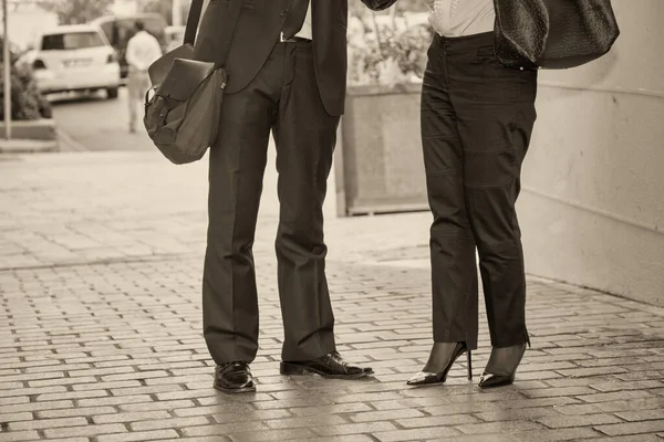 Деловая Встреча Открытом Воздухе Два Человека Гуляют Улицам Города Деталь — стоковое фото