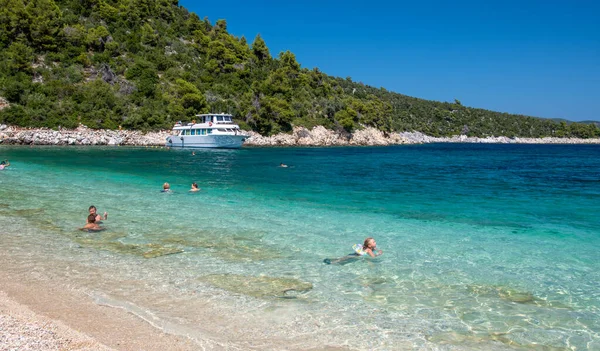 Alonisos Grecia Julio 2022 Los Turistas Disfrutan Playa Leftos Gialos — Foto de Stock