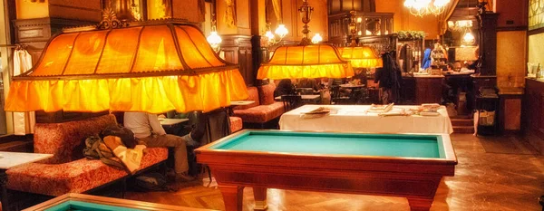 在维也纳的一家酒吧的内部 — 图库照片