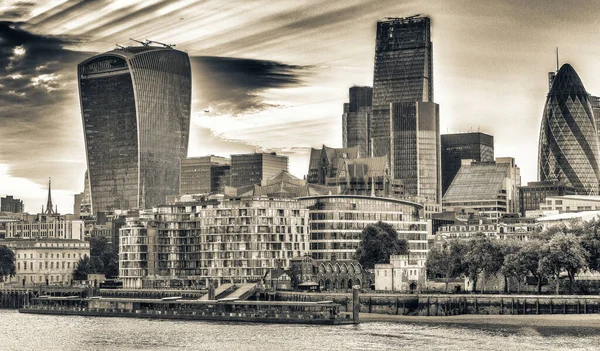 2015 城市建筑沿泰晤士河 与它的地标伦敦是由 3000 万人每年来参观 — 图库照片
