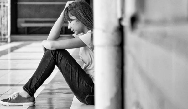 Okuldaki Kız Okul Bahçesinde Depresyona Girdi — Stok fotoğraf
