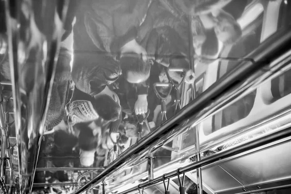 Spiegelungen Von Menschen Der Zugdecke Einem Überfüllten Bahn Zug Tourismus — Stockfoto