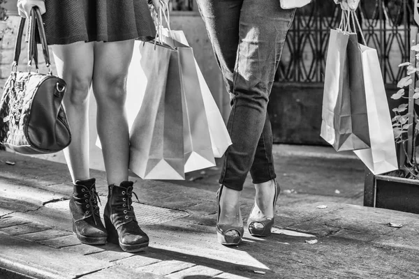 Şehir Sokaklarında Alışveriş Yapan Iki Güzel Kız Bacaklar Alışveriş Torbaları — Stok fotoğraf