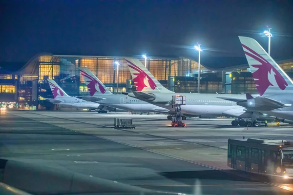 Doha Qatar Agosto 2018 Aviões Noite Pista Aeroporto Internacional Hamad — Fotografia de Stock