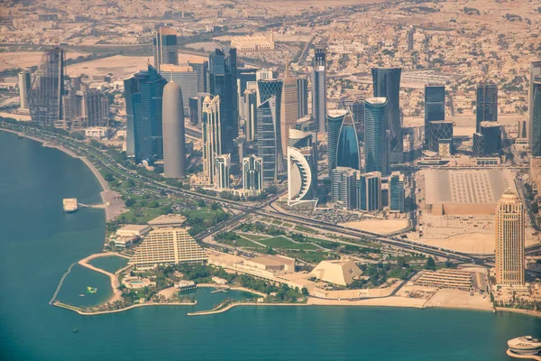 Widok Lotu Samolotu Dauhańską Panoramę Korniszowe Nowoczesne Budynki Katar — Zdjęcie stockowe