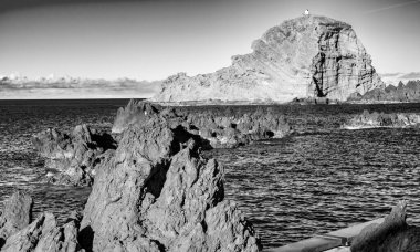 Portekiz 'in Madeira adasında güzel bir yaz gününde Porto Moniz' de doğal havuz..