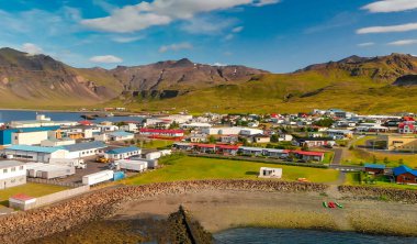 Yaz mevsiminde güzel Grundar Fjord 'un hava manzarası, İzlanda