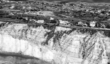 Türklerin Merdivenleri 'nin havadan görünüşü. Scala dei Turchi, İtalya 'nın Sicilya eyaletinin güney kıyısında kayalık bir uçurumdur.