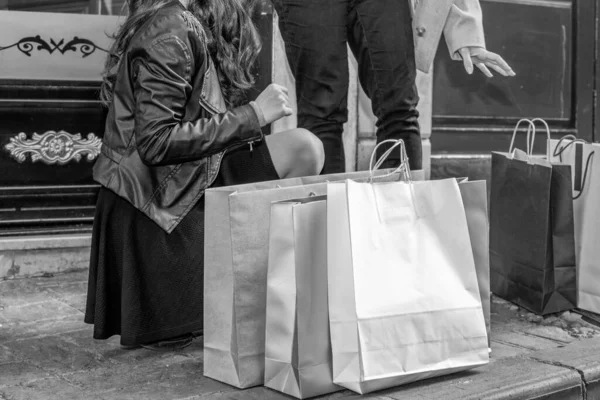 Dwie Piękne Dziewczyny Zakupy Wzdłuż Ulic Miasta Szczegóły Nogach Torby — Zdjęcie stockowe