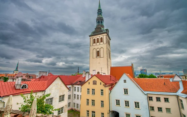 Tallinn Eski Kasabası Estonya Daki Aziz Nicholas Kilisesi Renkli Binalar — Stok fotoğraf
