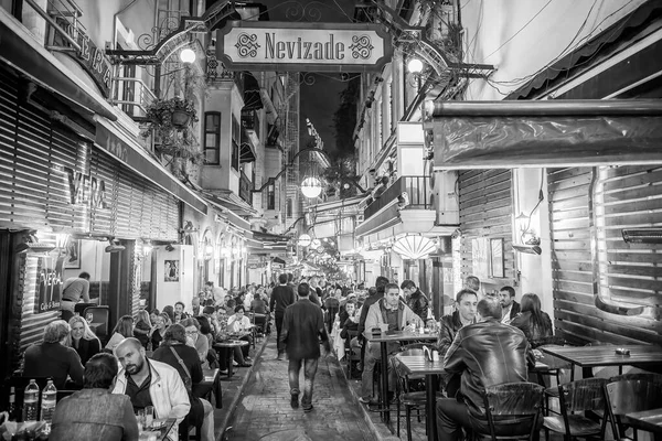 Istanbul Turkije Oktober 2014 Toeristen Lokale Bevolking Nachts Langs Drukke — Stockfoto