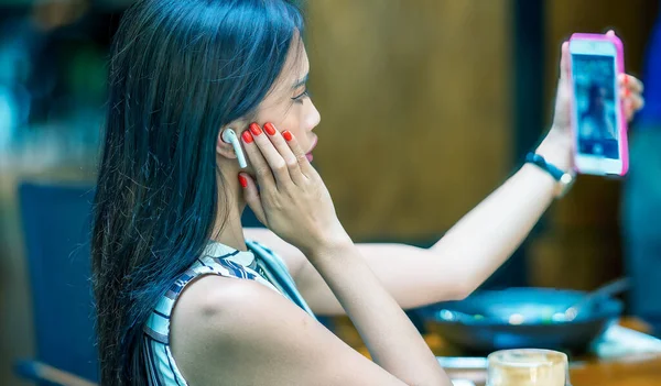 Mujer Negocios Asiática Hablando Con Teléfono Inteligente Con Auriculares Aire — Foto de Stock