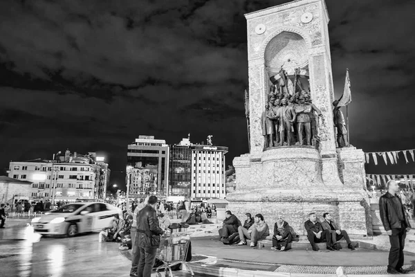 Stambuł Turcja Październik 2014 Turyści Mieszkańcy Nocą Wzdłuż Zatłoczonego Placu — Zdjęcie stockowe