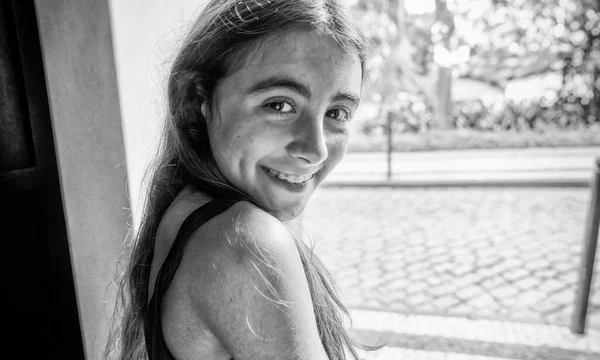 Портрет Счастливой Молодой Девушки Улыбающейся Камеру — стоковое фото