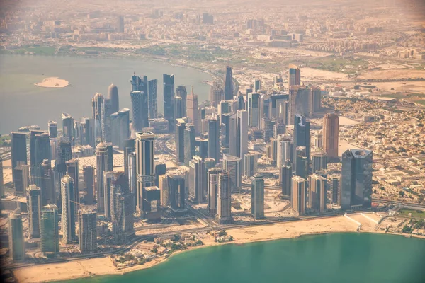 カタール ドーハ 2018年9月17日 カタールの首都上空を飛行する飛行機からの都市のスカイラインの空中ビュー — ストック写真