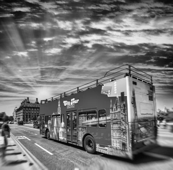 Ônibus Turismo Vermelho Através Londres Pôr Sol Conceito Turismo — Fotografia de Stock