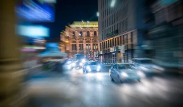 ウィーン オーストリア 2022年8月19日 主要都市中心部の道路沿いの夜の都市交通 — ストック写真