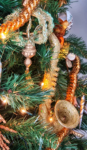 圣诞球和圣诞树装饰品 — 图库照片