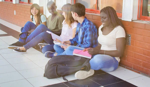 Różnorodność Studenci Przyjaciele Pojęcie Szczęścia Pięciu Uczniów Siedzących Szkolnym Korytarzu — Zdjęcie stockowe