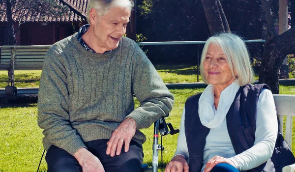 Ευτυχισμένο Ζευγάρι Συνταξιούχων Που Έχουν Συζήτηση Εξωτερικό Χώρο Μια Ηλιόλουστη — Φωτογραφία Αρχείου