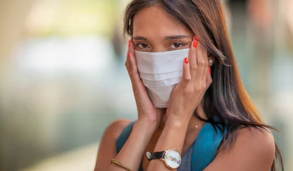 Schöne Asiatin Trägt Gesichtsmaskenschutz Freien Bei Pandemie Notfall — Stockfoto
