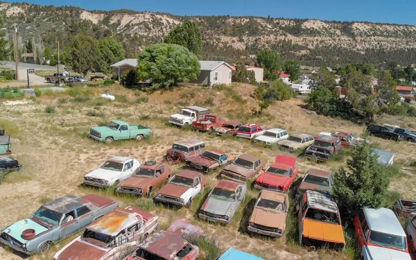 犹他州 犹他州 2018年6月 在农村废弃停车场的复古旧车 — 图库照片