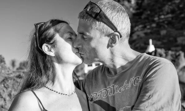Casal Feliz Beijando Pôr Sol Longo Uma Bela Costa Ilha — Fotografia de Stock