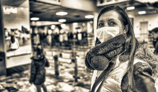 Coronavirus Covid Elterjedt Olaszországban Európában Egy Repülőtéren Védőmaszkot Visel Hogy — Stock Fotó