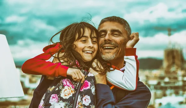 Father Daughter Happy Viewing City Rooftop — Stock Photo, Image