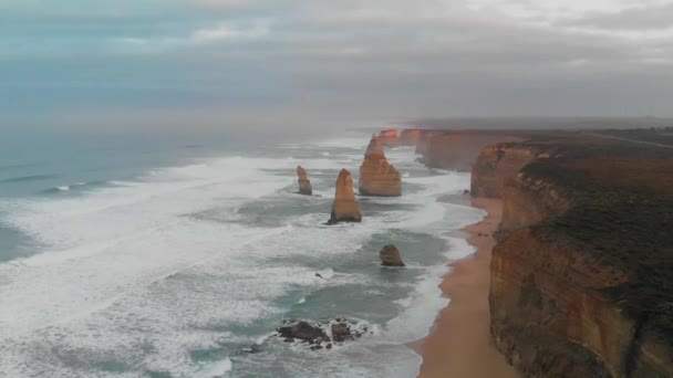 ドローンから見たオーストラリア グレートオーシャンロード沿いの12人の使徒の日の眺め — ストック動画