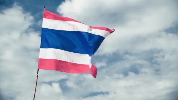 Σημαία Ταϊλάνδης Κυματίζει Ενάντια Ένα Μπλε Ουρανό Σύννεφα — Αρχείο Βίντεο
