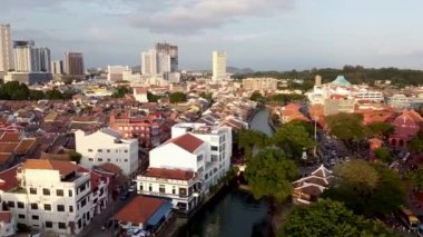 MALACCA, MALAYSIA 29 ARALIK 2019: günbatımında Malacca hava görüntüsü. Melaka şehrinin gökdelenleri üzerinde gökyüzü renkleri.