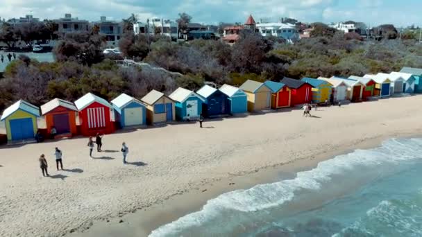 Veduta Aerea Colorate Capanne Sulla Spiaggia Con Turisti Brighton Beach — Video Stock