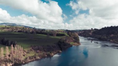 Yeni Zelanda Kırsal Bölgesi, Nehir ve Tepeler, hava manzarası.