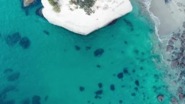 Muhteşem Katedral Koyu 'nun havadan görünüşü, Coromandel, Yeni Zelanda.