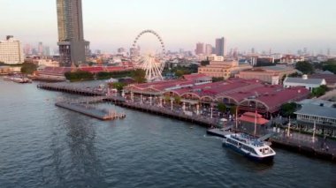 Bangkok, Tayland. Şehir manzarası ve Chao Phraya Nehri 'nin gün batımı manzarası.