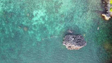 Phi Phi Don, Tayland. Gün batımında ünlü Nui Sahili 'nin havadan görüntüsü..