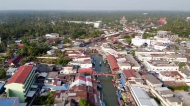 Amphawa Pazarı 'nın havadan görünüşü, Tayland, Bangkok yakınlarındaki ünlü yüzen market..