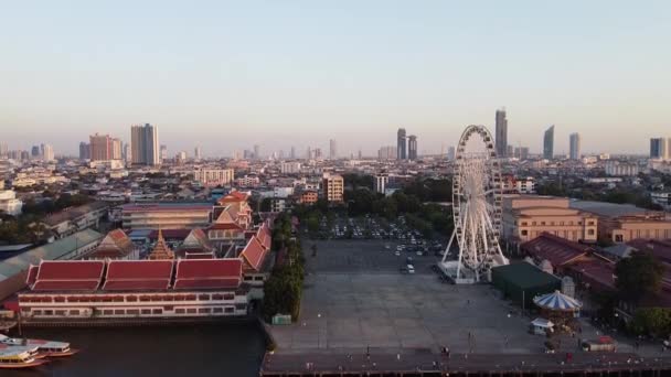 タイのバンコク 街並とチャオプラヤ川の空の景色 Sunset — ストック動画