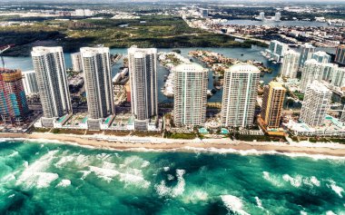 North Miami Beach gökdelenler güneşin ve bulutların birlikte görünümünü helikopter.