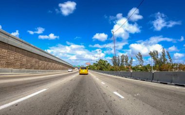 Miami, Fl - Nisan 2018: Trafik I-95 otoyol boyunca. Bize geçen büyük bir yoldur.