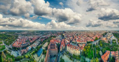 Madrid, İspanya. Gün batımında şehir merkezi ve Kraliyet Sarayı 'nın muhteşem panoramik manzarası..