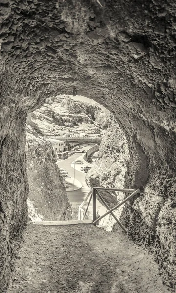 Terowongan Batu Dengan Pemandangan Pedesaan — Stok Foto