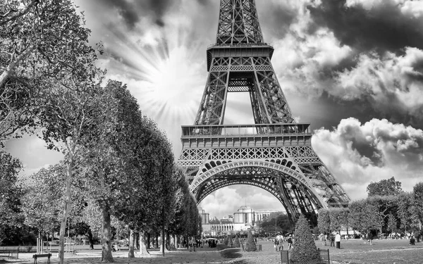 Parijs Tour Eiffel Zomer Zonsondergang Boven Beroemde Toren Van Stad — Stockfoto