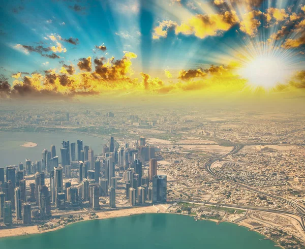 Vue Aérienne Doha Depuis Avion Gratte Ciel Modernes Coucher Soleil — Photo