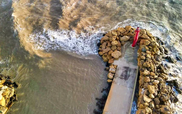 Fırtına Sırasında Deniz Feneri Kıyısı Boyunca Dan Hava Görüntüsü — Stok fotoğraf