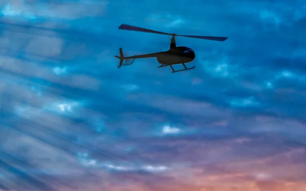 Silhueta Helicóptero Com Céu Por Sol Fundo — Fotografia de Stock